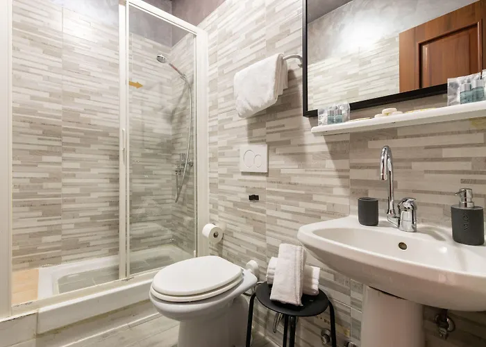 4 Bed Sleeps 8 -ensuite Bathrooms - Tv & Wifi * Roma